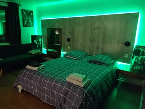 Driepersoonskamer | Donsdekens, een minibar met enkele gratis items, individueel gedecoreerd