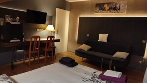 Triple Room | Gebar bulu kapas, item bar mini percuma, meja 