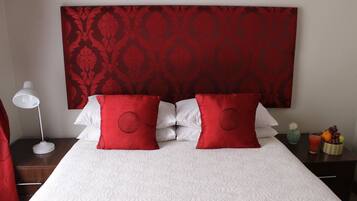 Habitación estándar | Escritorio, tabla de planchar con plancha, wifi gratis