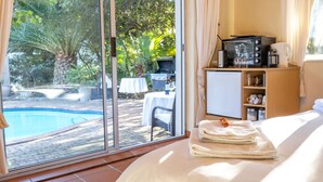 Studio #1 Bachelor  | In-room safe, iron/ironing board (on request), WiFi (free), bed sheets - Just Unwind (Cape Town)