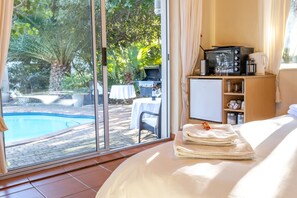 In-room safe, iron/ironing board, free WiFi, bed sheets - Just Unwind (Cape Town)