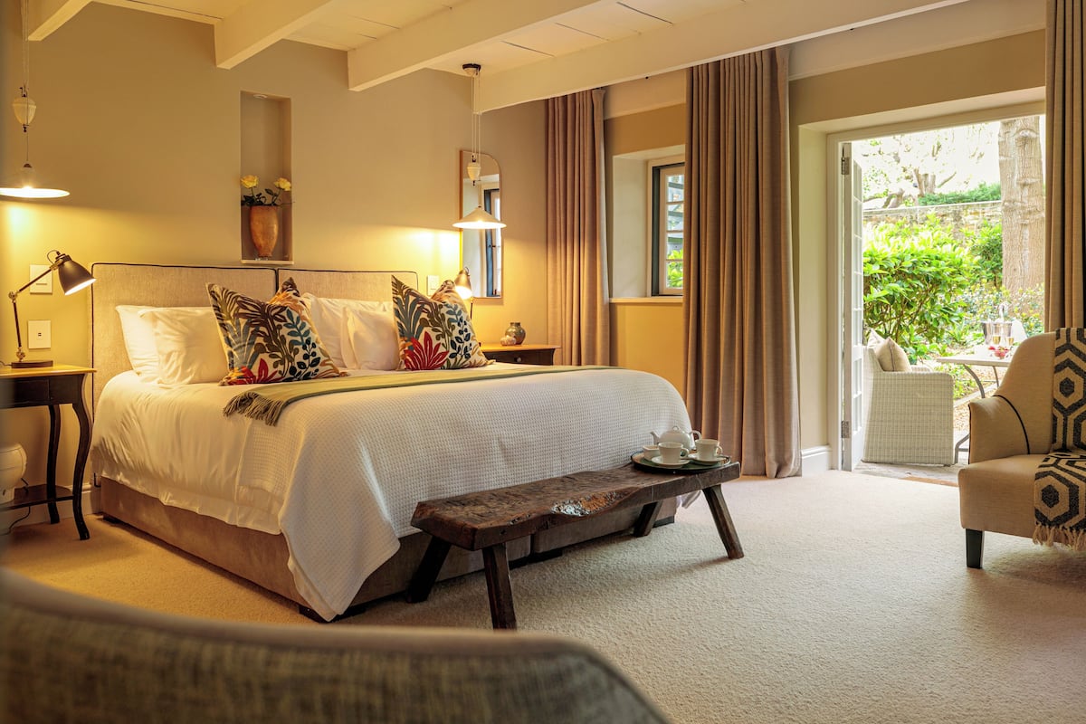 Downstairs suite | Bathroom | Separate tub and shower, deep soaking tub, rainfall showerhead