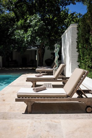 Piscine extérieure, chaises longues