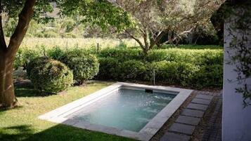 2 bedrooms, Egyptian cotton sheets, premium bedding, free minibar items