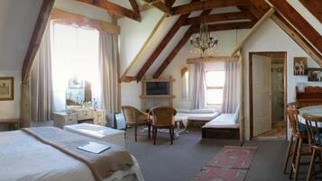 Luxury Suite with Sea View, Pool Access | 1 slaapkamer, luxe beddengoed, een kluis op de kamer