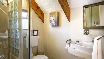 Luxury Suite with Sea View, Pool Access | Bathroom