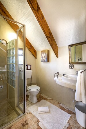 Luxury Suite with Sea View, Pool Access | 浴室 | 淋浴設備、免費梳洗用品、風筒、提供毛巾