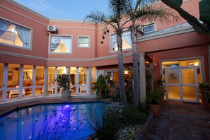 Outdoor pool, pool loungers - Cinnamon House Bed and Breakfast (Cape Town)