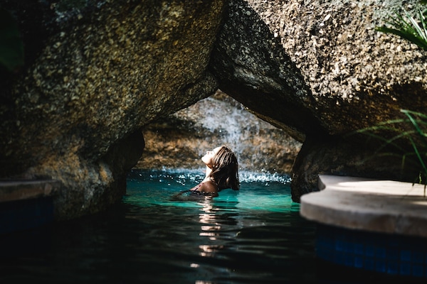 Kolam renang terbuka, payung kolam, kerusi lepak pantai
