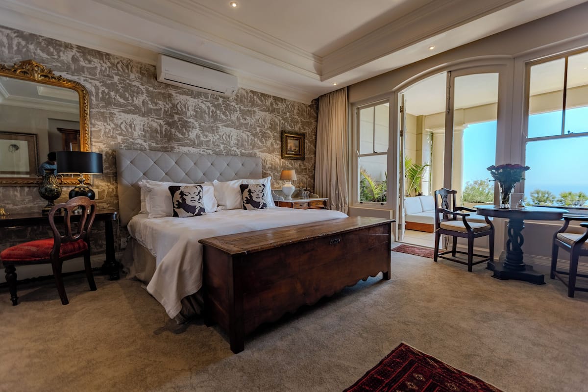 Deluxe Room, Ocean View | Peralatan tempat tidur premium, bar mini, peti besi dalam bilik