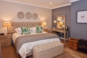 Classic Suite With A Shower, No Fireplace | ตู้นิรภัยในห้องพัก, ตกแต่งพิเศษโดยเฉ  พาะ, Wi-Fi ฟรี, ผ้าปูที่นอน