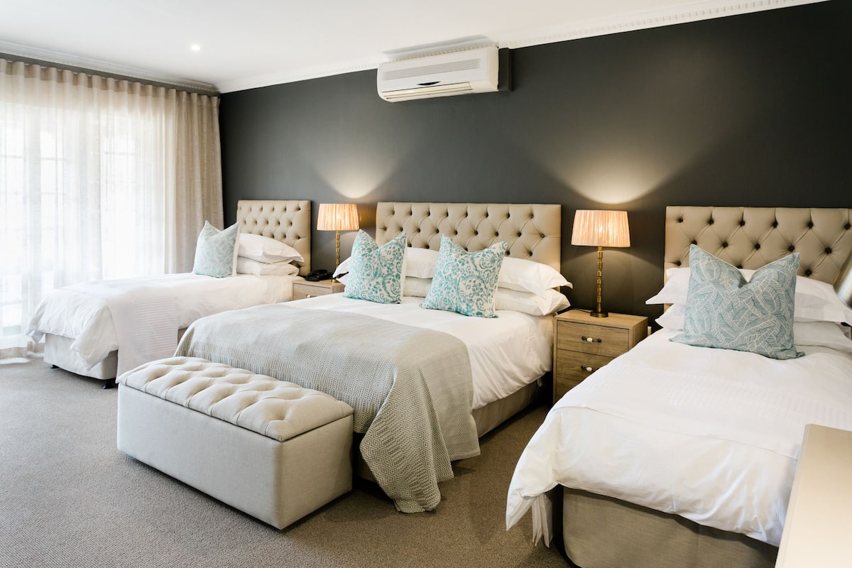 Family Rooms, No Fireplace | Een kluis op de kamer, individueel gemeubileerd, gratis wifi, beddengoed