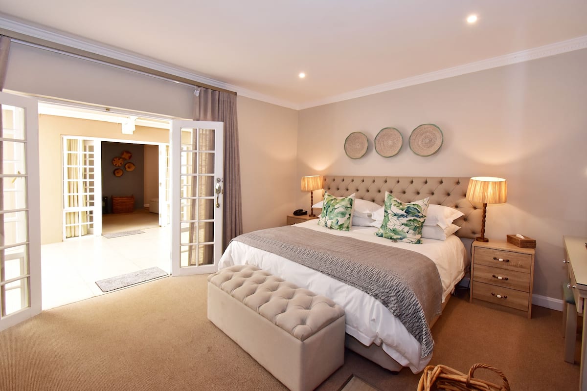 Classic Suite With A Shower, No Fireplace | Een kluis op de kamer, individueel gemeubileerd, gratis wifi, beddengoed