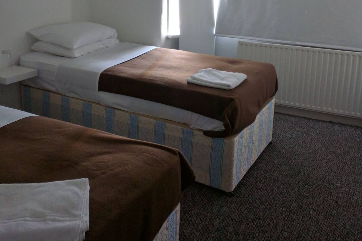 Doppel- oder Zweibettzimmer, mit Bad