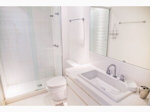 Traditional Apartment, 1 Bedroom | Bathroom | Shower, free toiletries