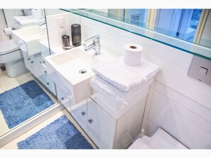 Apartamento Business, 1 habitación | Baño | Ducha, artículos de higiene personal gratuitos y toallas