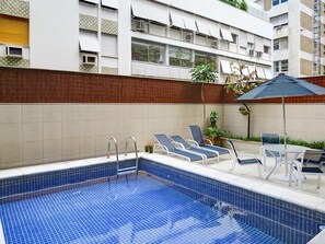 Una piscina al aire libre