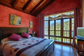 컴포트 아파트, 침실 2개, 산 전망 | 고급 침구, 오리/거위털 이불, 책상, 노트북 작업 공간