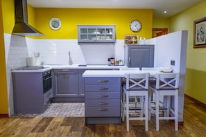 Apartamento conforto, 1 quarto | Cozinha privada | Geladeira grande, micro-ondas, fogão, cooktop