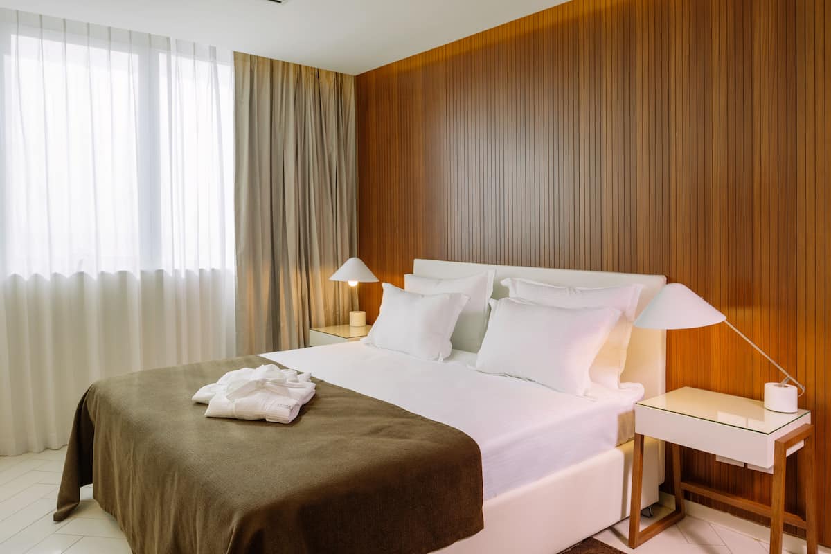 Minibar, brankas, meja kerja, dan kedap suara