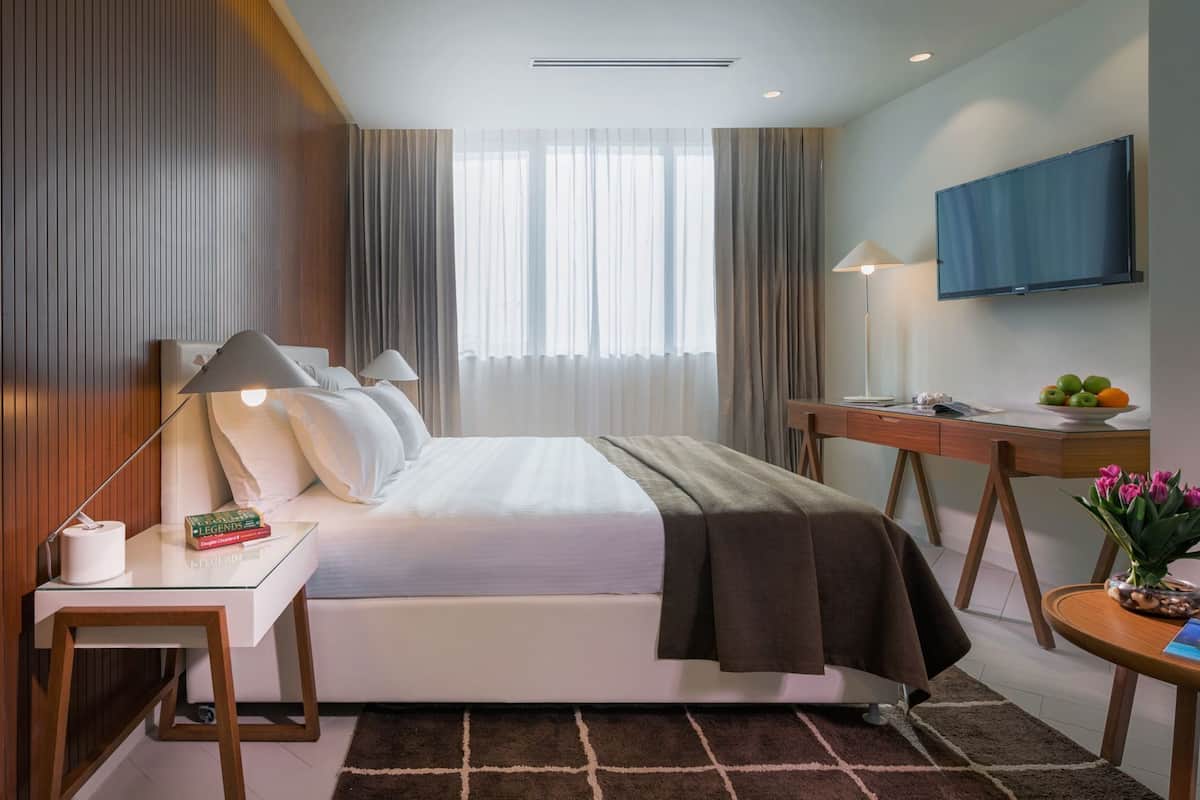 Minibar, brankas, meja kerja, dan kedap suara