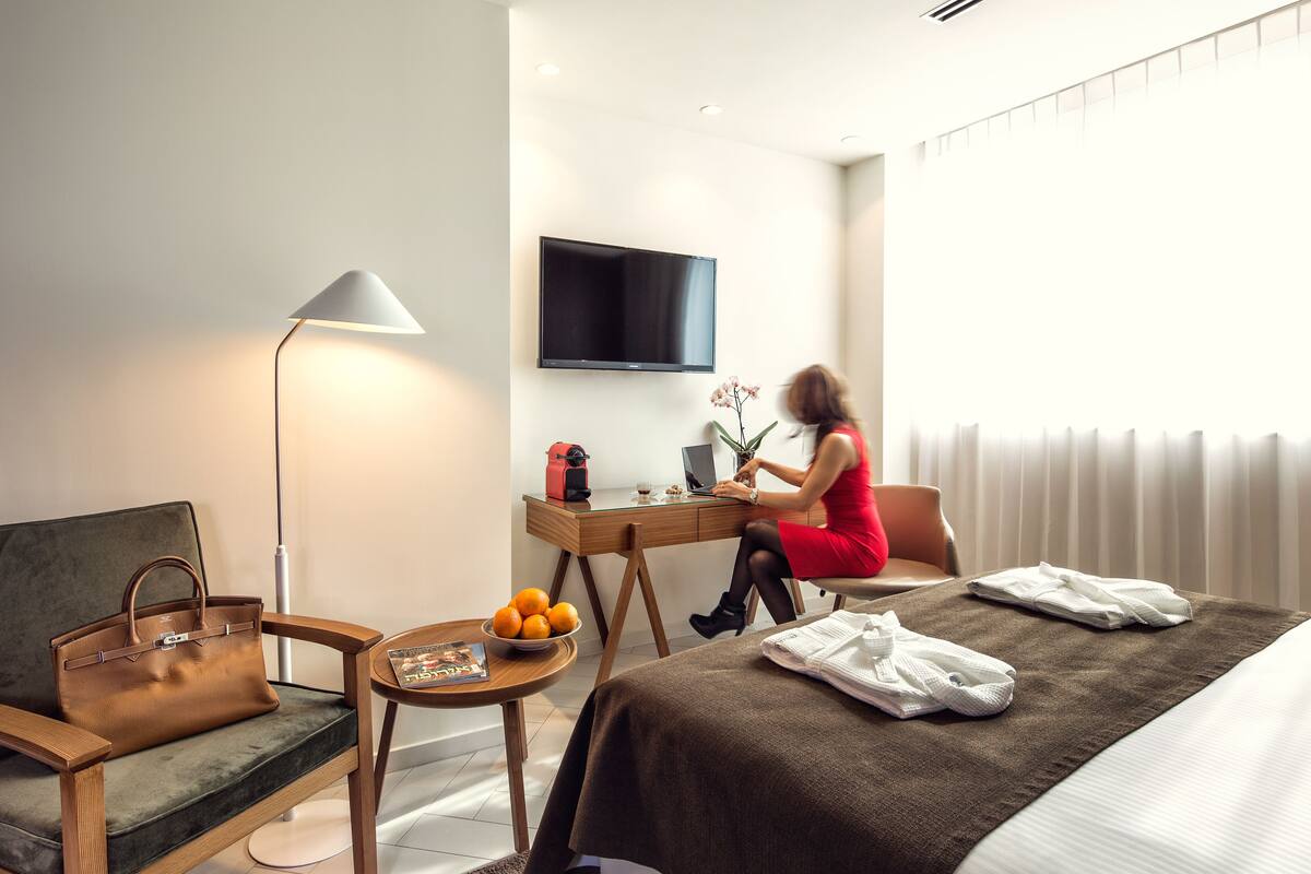 Kamar Double atau Twin Eksekutif | Minibar, brankas, meja kerja, dan kedap suara