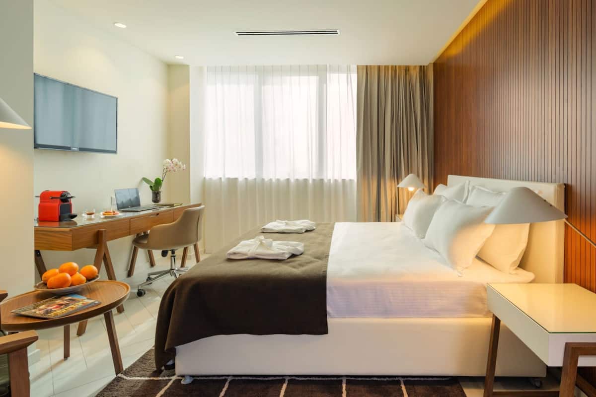 Minibar, brankas, meja kerja, dan kedap suara