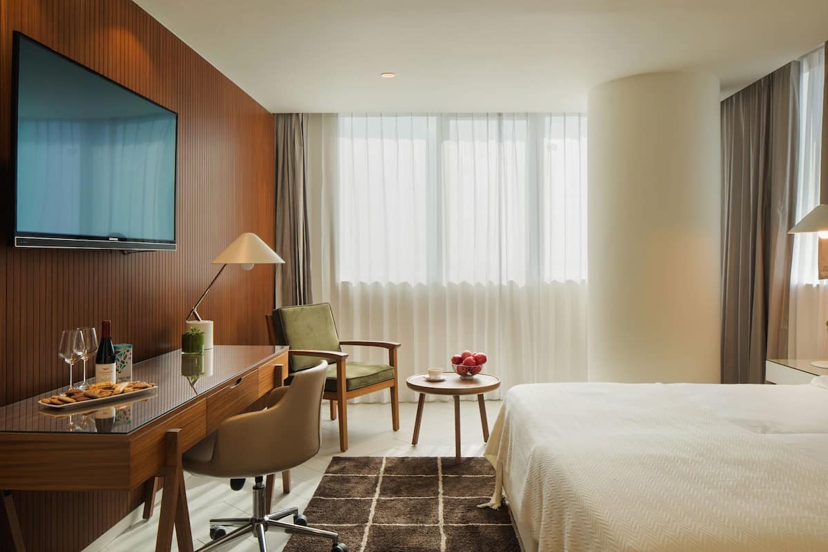 Minibar, brankas, meja kerja, dan kedap suara
