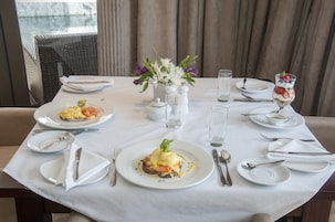 Free daily cooked-to-order breakfast 