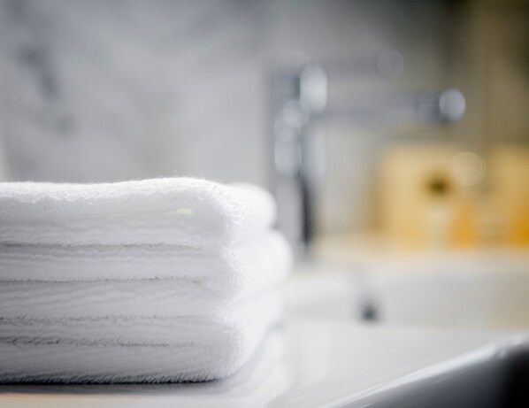 Dutxa, articles de tocador gratuïts, assecador de cabells i barnussos 