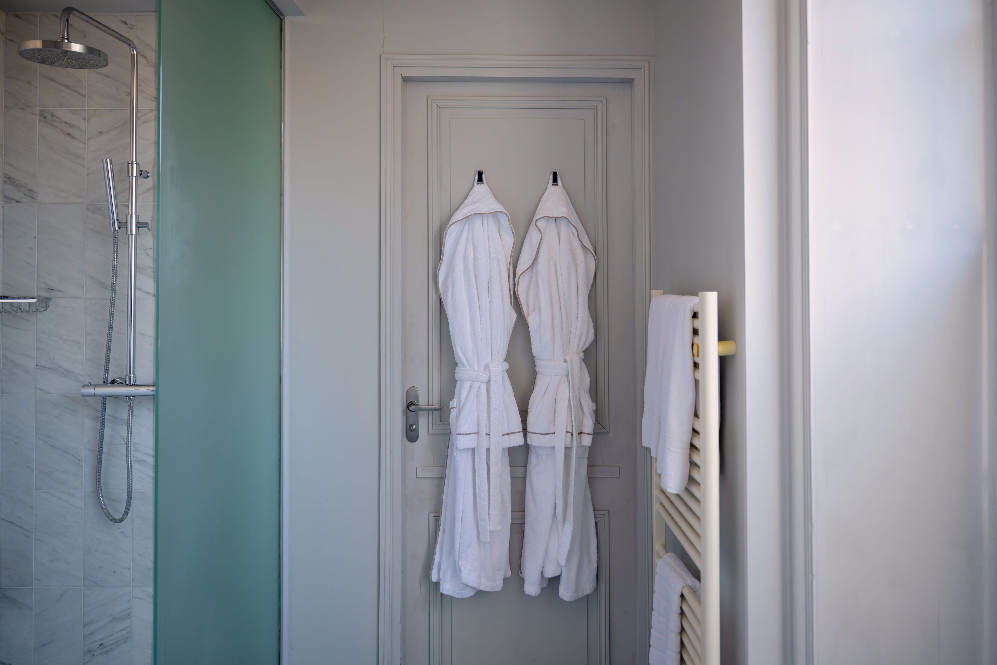 Superior tweepersoonskamer | Badkamer | Een douche, gratis toiletartikelen, een haardroger, badjassen
