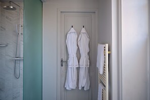 Superior Double Room | Bathroom | Shower, free toiletries, hair dryer, bathrobes - Hotel Ligaro - Jarnac (Jarnac)