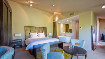 Deluxe Double Room | Minibar, in-room safe, individually decorated, individually furnished