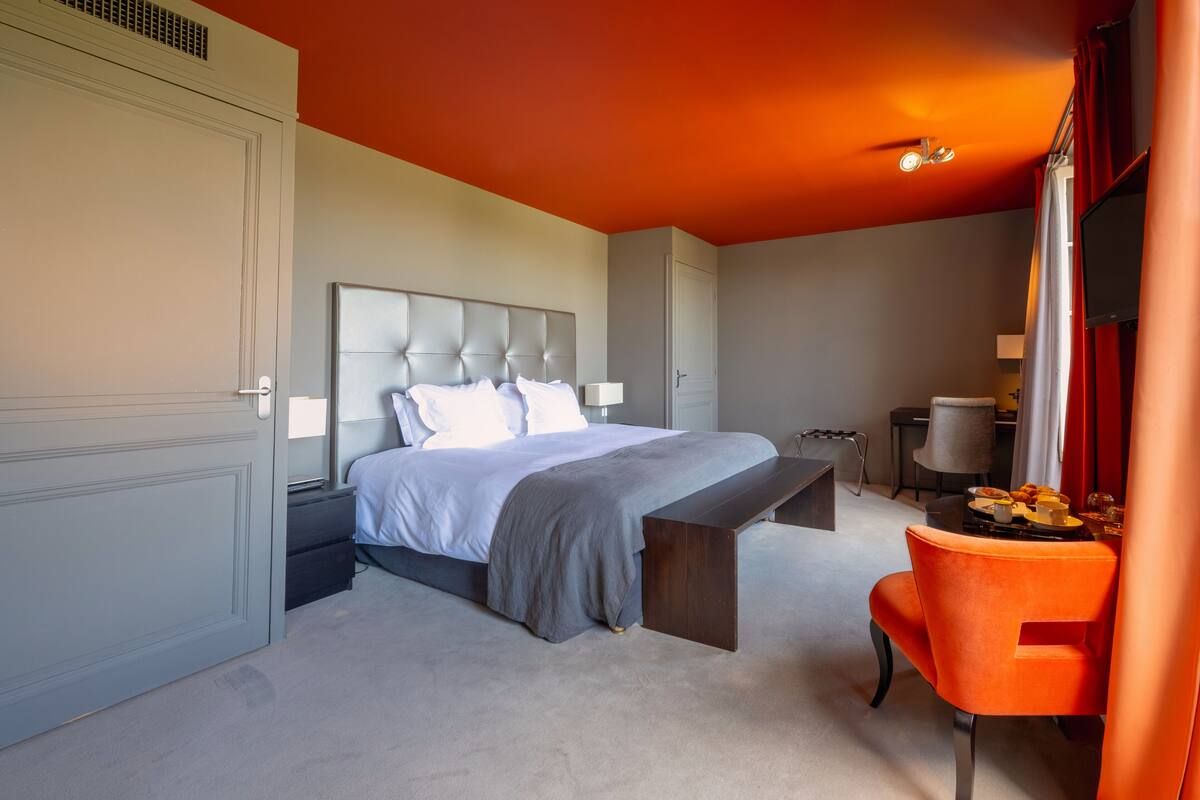 Triple Room | Minibar, in-room safe, individually decorated, individually furnished