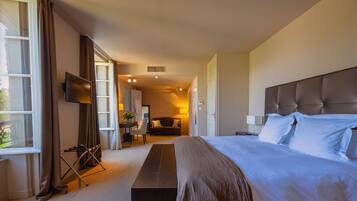 Family Room | Minibar, in-room safe, individually decorated, individually furnished