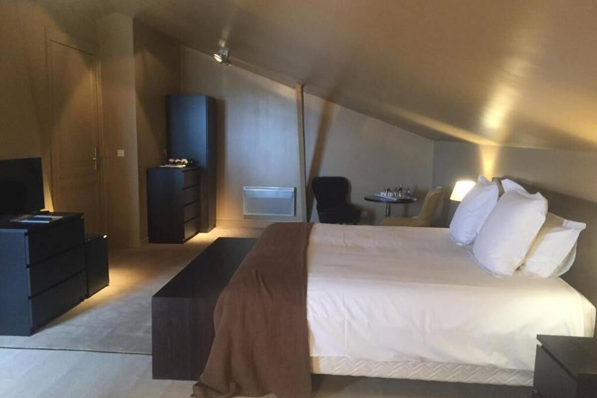 Family Room | Minibar, in-room safe, individually decorated, individually furnished