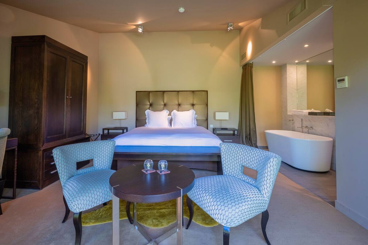 Ropa de cama de alta calidad y minibar