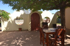 BBQ/picnic area - Hadida Guest House (Kimberley)