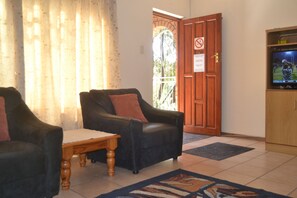 Type F - Holiday house 3 bedroom Sleep 7  | Living room | LCD TV - Hadida Guest House (Kimberley)