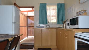 Lemari es, microwave, dan ketel listrik