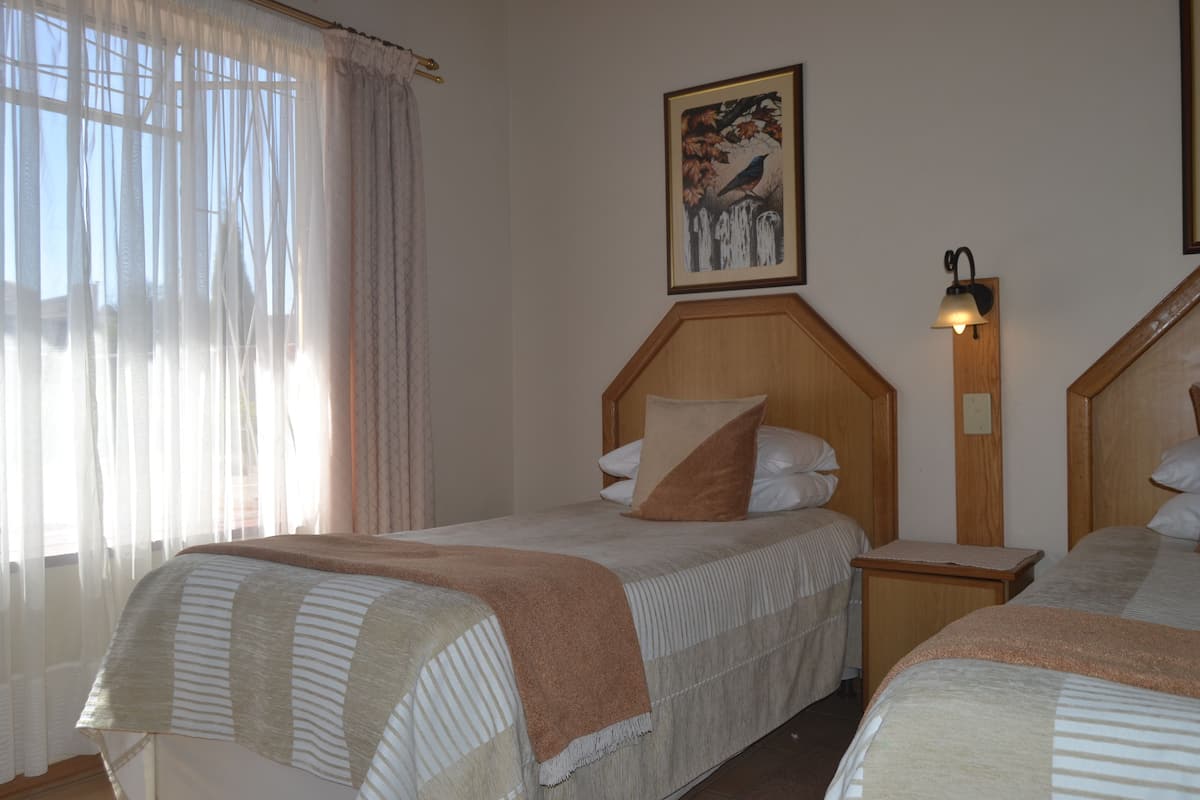 Type E- Holiday house 3 bedroom: Sleep 6  | 1 bedroom, desk, iron/ironing board (on request), WiFi (free)