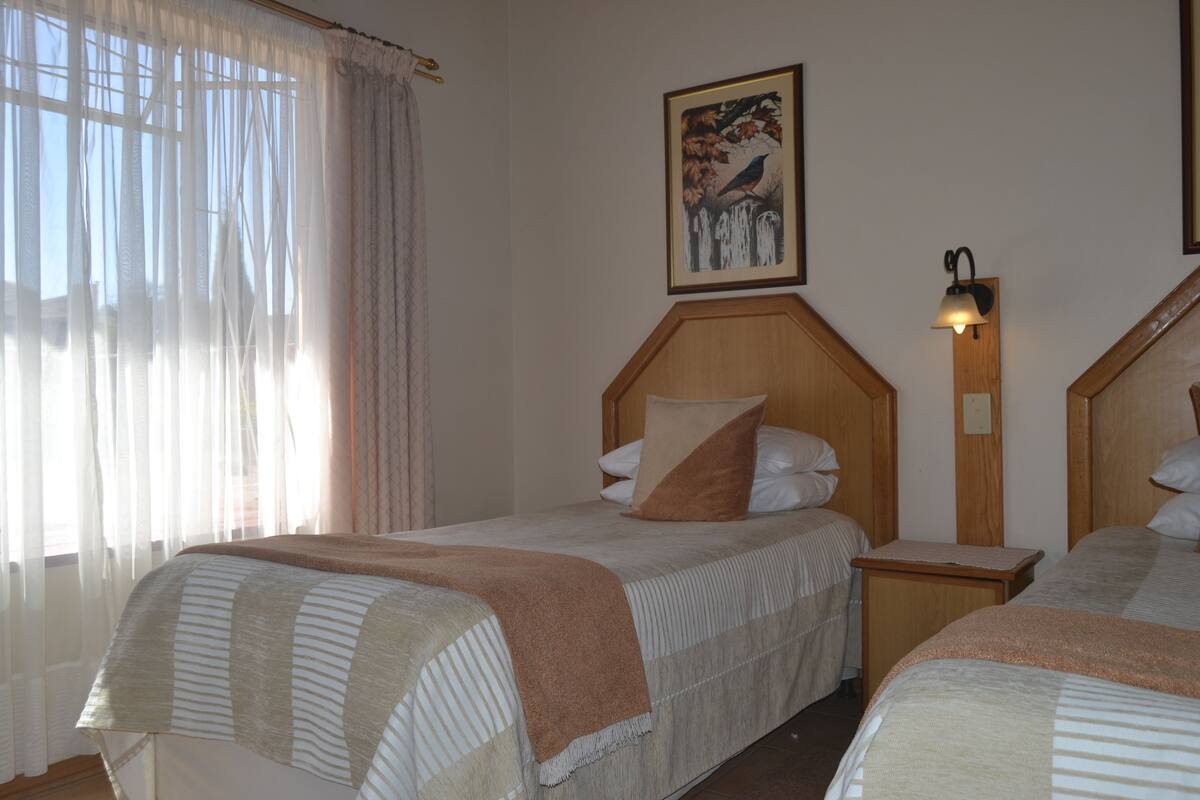 Type E- Holiday house 3 bedroom: Sleep 6 | 1 bedroom, desk, iron/ironing board, free WiFi