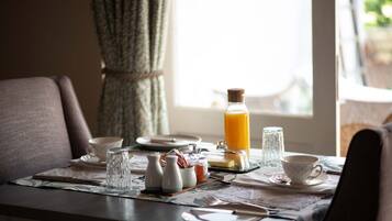 ์๊ตญ์ ๋ฌด๋ฃ ์์นจ ์์ฌ ํฌํจ