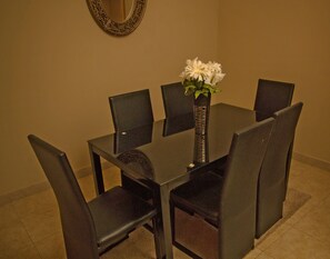Executive Suite | In-room dining - Appiah's Royal Suites (Accra)
