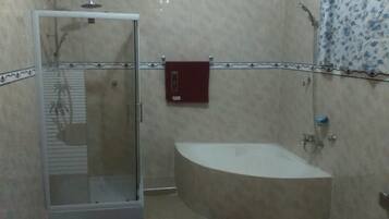 Room (Magnolia ) | Bathroom | Shower, free toiletries