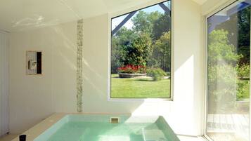 Sauna, hot tub, deep-tissue massages, massages