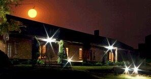 Façade de l’hébergement - soirée/nuit
