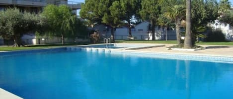 Kauden mukainen ulkouima-allas