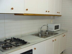 Appartement, 2 chambres | Cuisine privée | Grand réfrigérateur, micro-ondes, four, plaque de cuisson