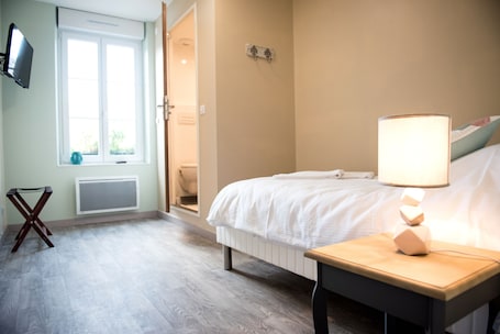 Premium bedding, individually decorated, individually furnished, desk. Hôtel Le Relais Fleuri